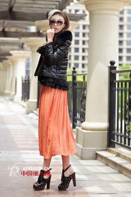 秋季长裙怎么搭配 皮草外套来帮忙