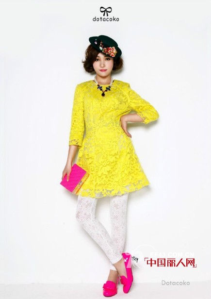 甜美蕾丝装扮  变身假日蕾丝公主