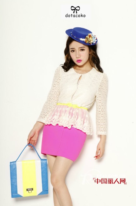 甜美蕾丝装扮  变身假日蕾丝公主