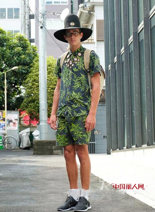 印花衬衫夏季时尚型男魅力四射