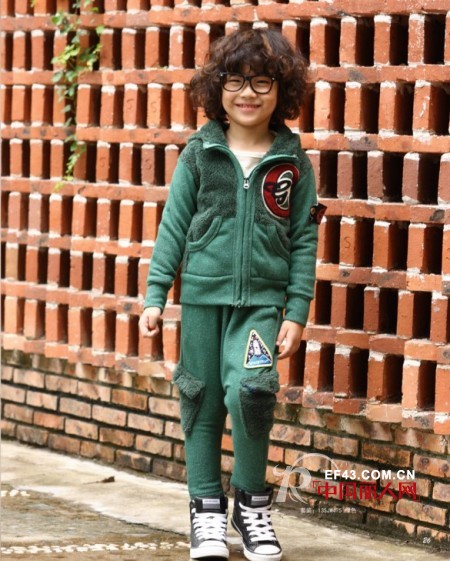 秋季最新运动套装款式 套装更亮眼