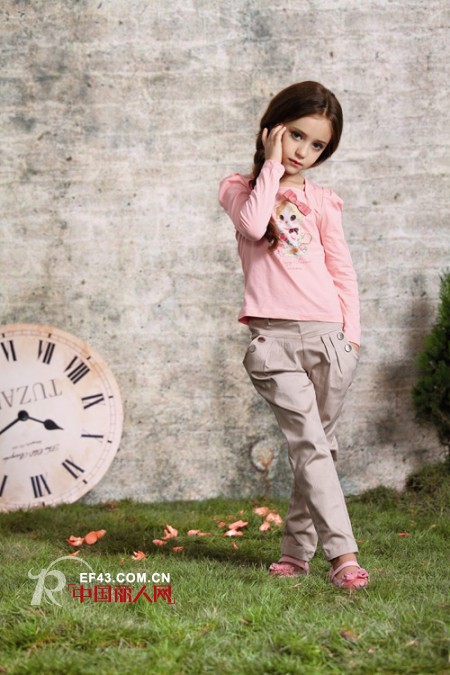 秋季长T 简单的款式吸睛点缀