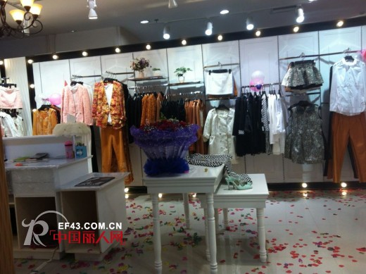七吻服饰勉县店盛大开业   引热女装时尚潮