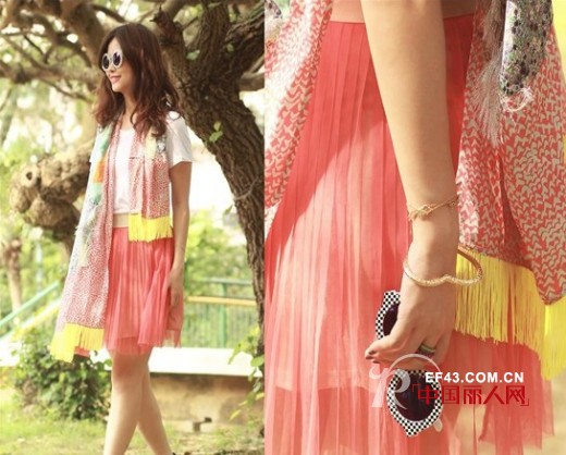 潮人们丝巾搭配示范  演绎早秋最经典服饰搭配