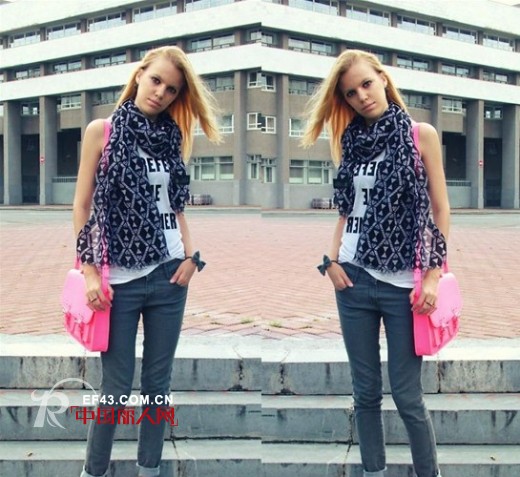 潮人们丝巾搭配示范  演绎早秋最经典服饰搭配