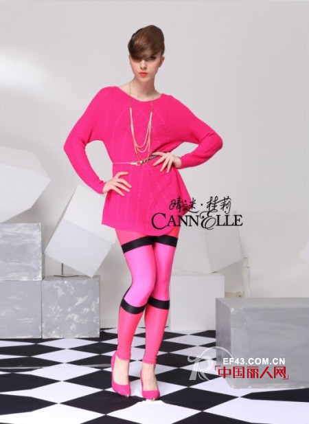 玫红色搭配什么颜色最合适