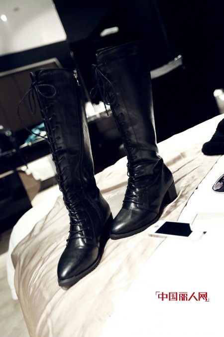美腿保暖两不误 过膝长靴最流行