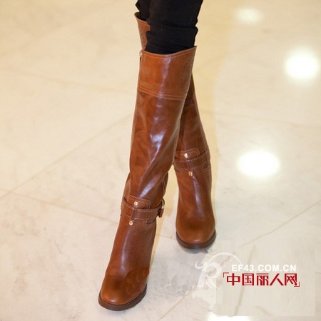 美腿保暖两不误 过膝长靴最流行