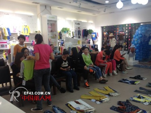 卡儿菲特广西柳州订货会  客户现场参与搭配陈列