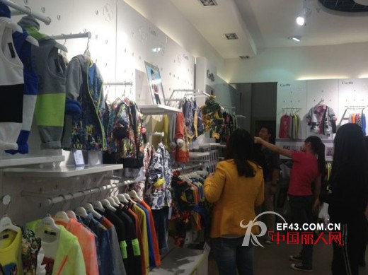 卡儿菲特广西柳州订货会  客户现场参与搭配陈列