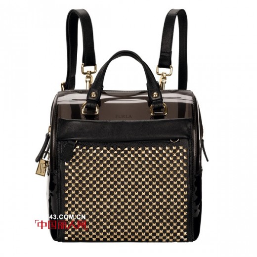 双肩背包悄然回潮 背影更精彩