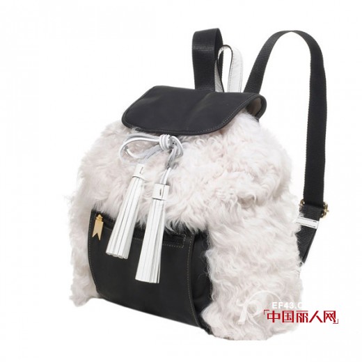 双肩背包悄然回潮 背影更精彩