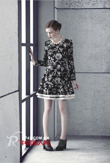 印花伞裙秋冬季来袭 简单搭配拗造型