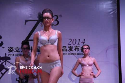 姿立方嫩模大尺度秀性感,蕾丝内衣令人窒息