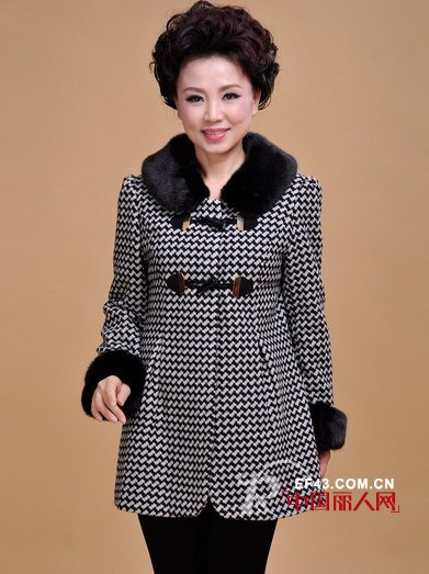 皮草毛领呢子大衣搭配 妈妈也爱时尚