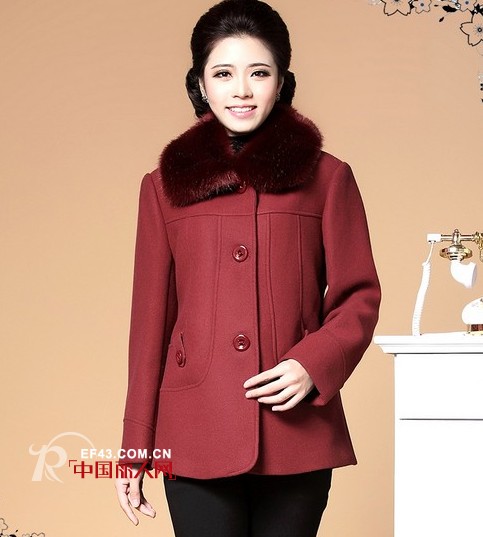 皮草毛领呢子大衣搭配 妈妈也爱时尚