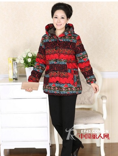 棉服贴身保暖 妈妈装时尚搭配