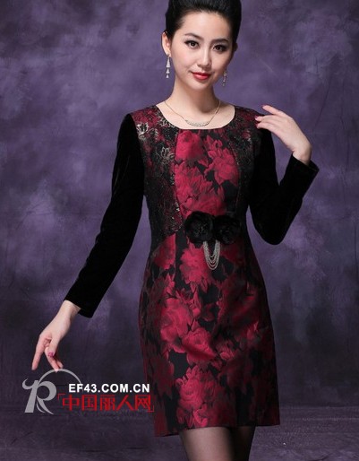 打底裙装时尚搭配 绣花纯色妈妈装单品