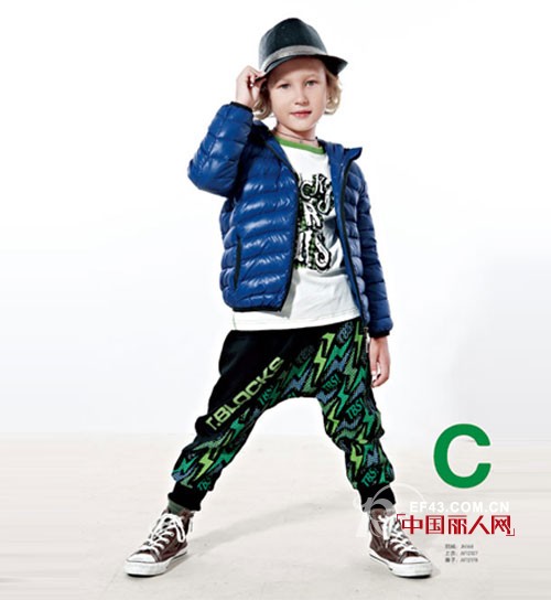 小男孩应该穿什么颜色的冬装外套