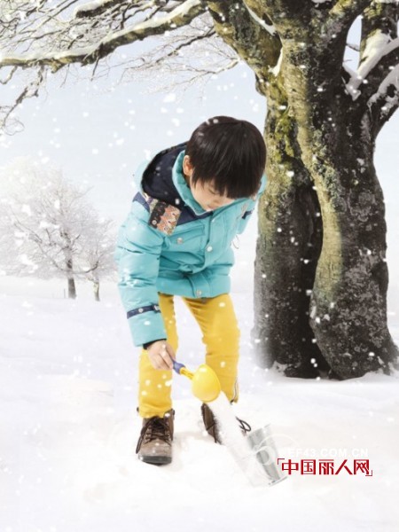 亮色服装搭配什么颜色裤子 亮色棉服搭配