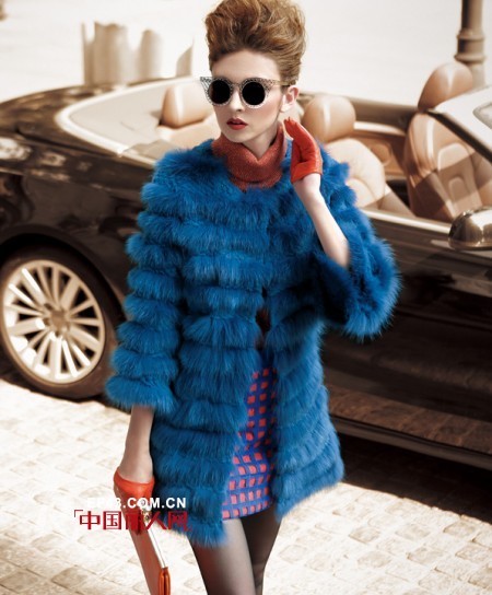 蓝色外套搭配什么颜色的打底衫