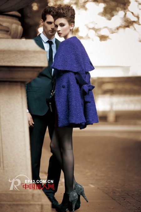 蓝色外套搭配什么颜色的打底衫