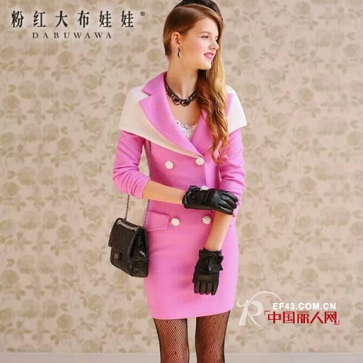 新年新装 玫红羽绒服和粉红的修身裙搭配