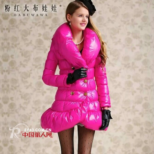 新年新装 玫红羽绒服和粉红的修身裙搭配