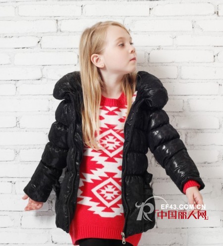 黑色羽绒服内搭什么款式好看 连衣裙跟针织款式哪个好搭配