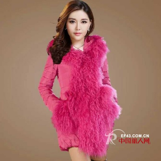 女装时尚搭配 皮草和羽绒拼接装搭配