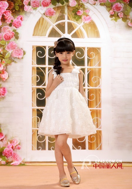 白色连衣裙适合什么风格的人穿 白色连衣裙搭配