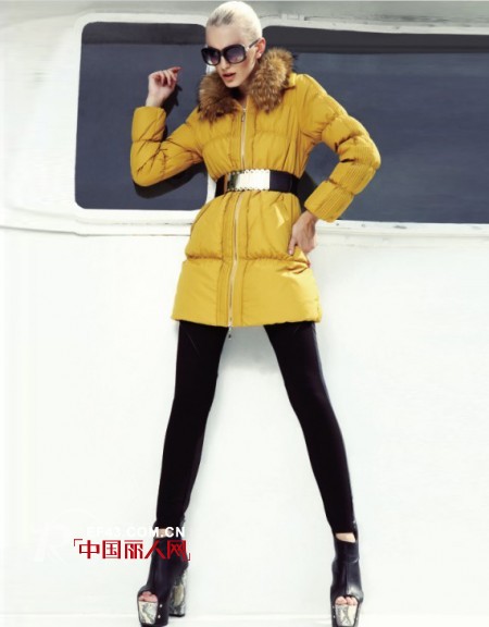 收腰羽绒服款型  冬季也能展现小蛮腰