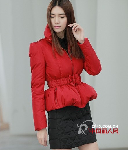 浪漫撞色拼接收腰羽绒套装时尚搭配