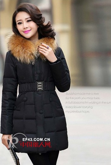 黑色服装搭配 皮草点缀更加妩媚