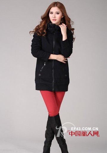 黑色服装搭配 皮草点缀更加妩媚