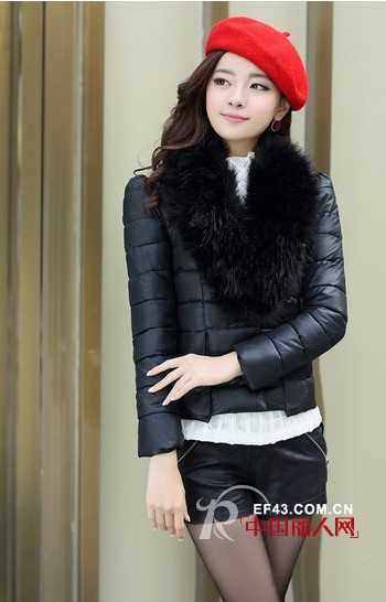黑色服装搭配 皮草点缀更加妩媚