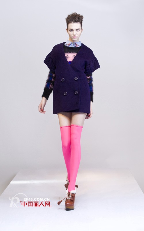 经典大衣颠覆传统 搭配彩色长袜俏丽过新年