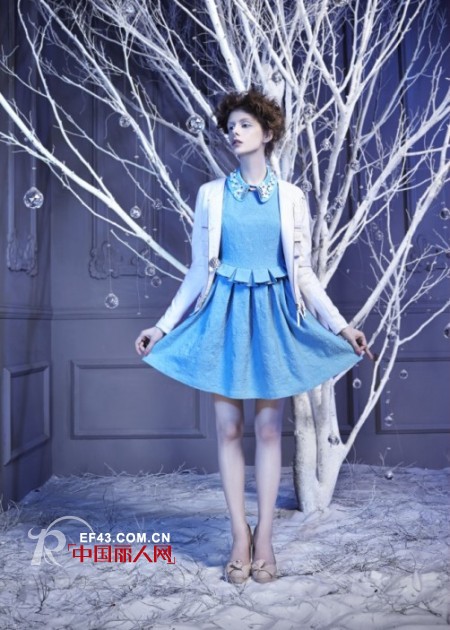 天蓝色的裙子应该怎么搭配看秀亦-SHOWY&CO推荐