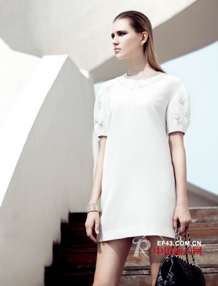 夏季首选 浅色系连衣裙甜蜜上演