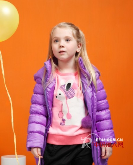 童装什么颜色比较适合女孩子 现在童装流行什么颜色