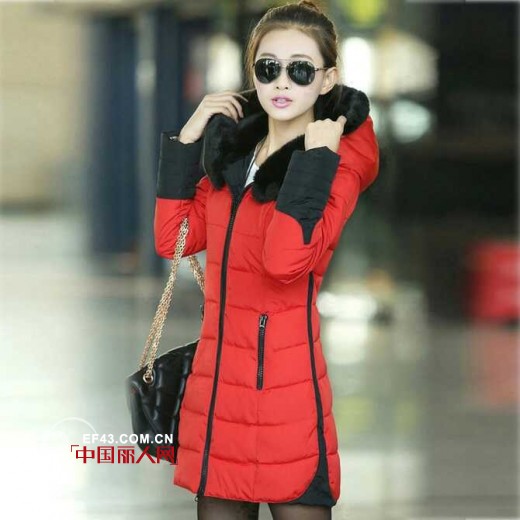 经典的大红和黑色的拼接装 时尚大方的搭配法术