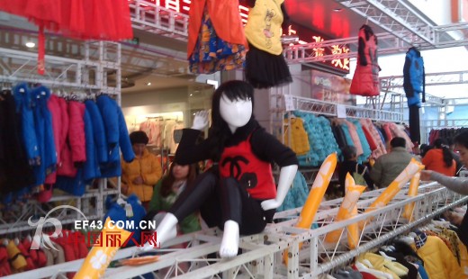 卡儿菲特品牌童装冬装产品特卖会正在进行中