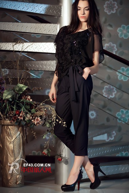 暗色调单品该如何搭配才能不显单调?