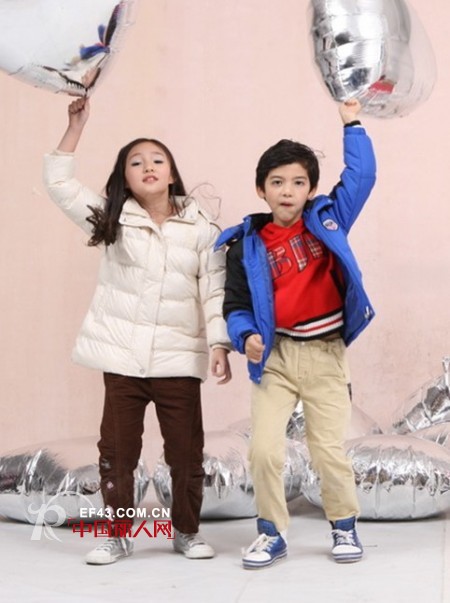 米色棉服配什么颜色内搭好看 新年流行什么样的服装