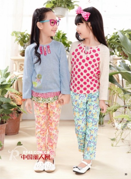 碎花裤怎么搭配上衣 碎花裤子搭配什么上衣好看