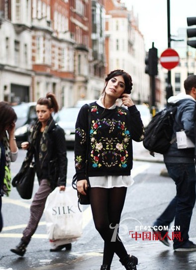 毛衣内搭什么颜色衬衫好看 毛衣搭配衬衫