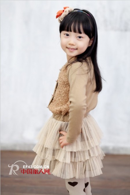 卡其色外套怎么搭配 外套搭配裤子还是裙子