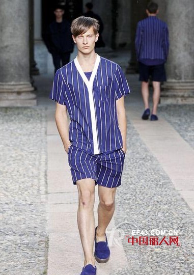 “睡衣”范 演绎潮男的时尚品位