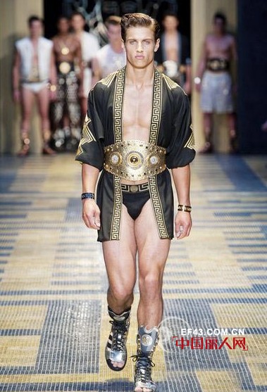 “睡衣”范 演绎潮男的时尚品位