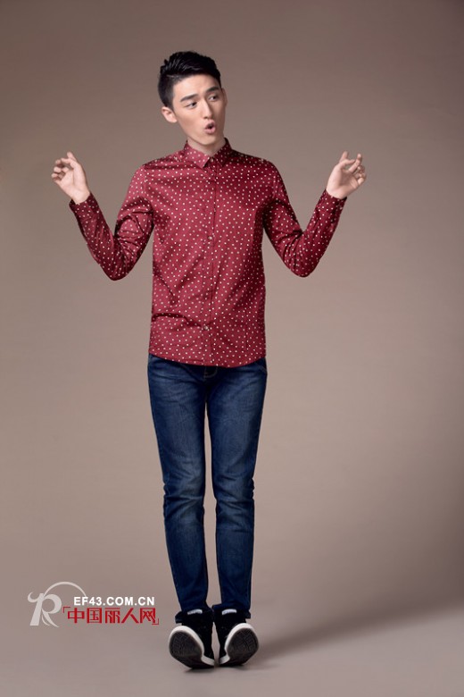 为早春做准备 印花衬衫搞定型男出街搭配
